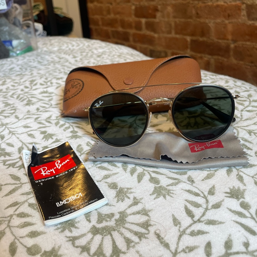 Ray-Ban Black Sunglasses with Brown Case
